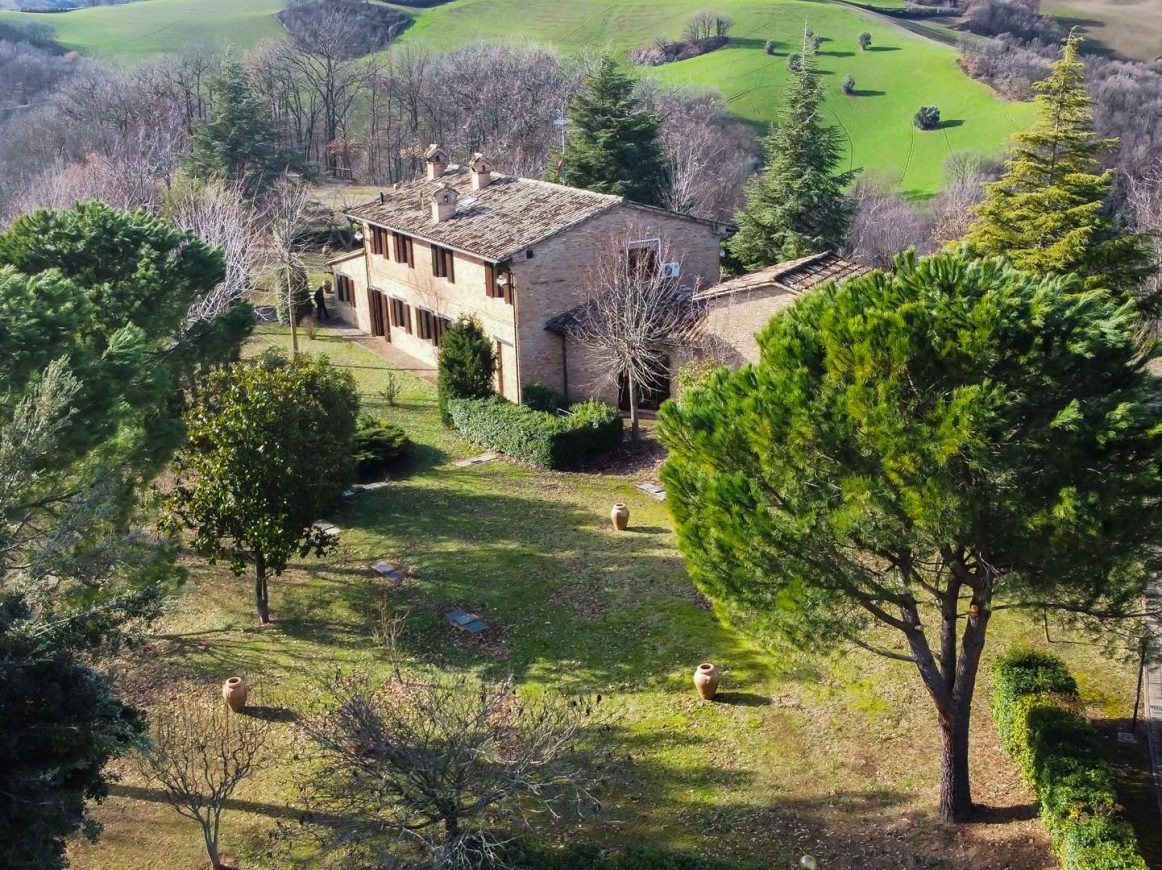 Maciolla Country House — vista aerea del casale